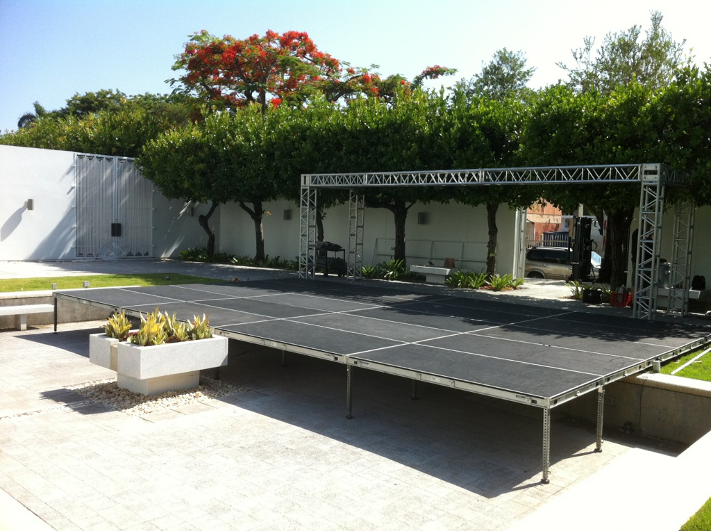 Bil-Jax stage setup